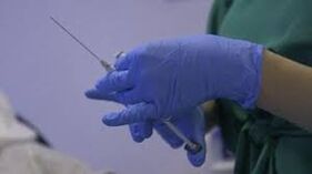 seringue dans les mains d'un médecin